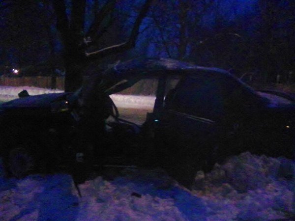 В Ульяновске пьяный водитель такси врезался в дерево. ФОТО, фото-1