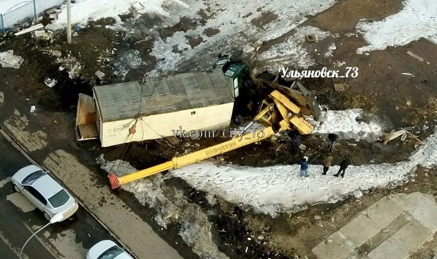 В Ульяновске рядом с детсадом упал автокран. ФОТО, фото-1